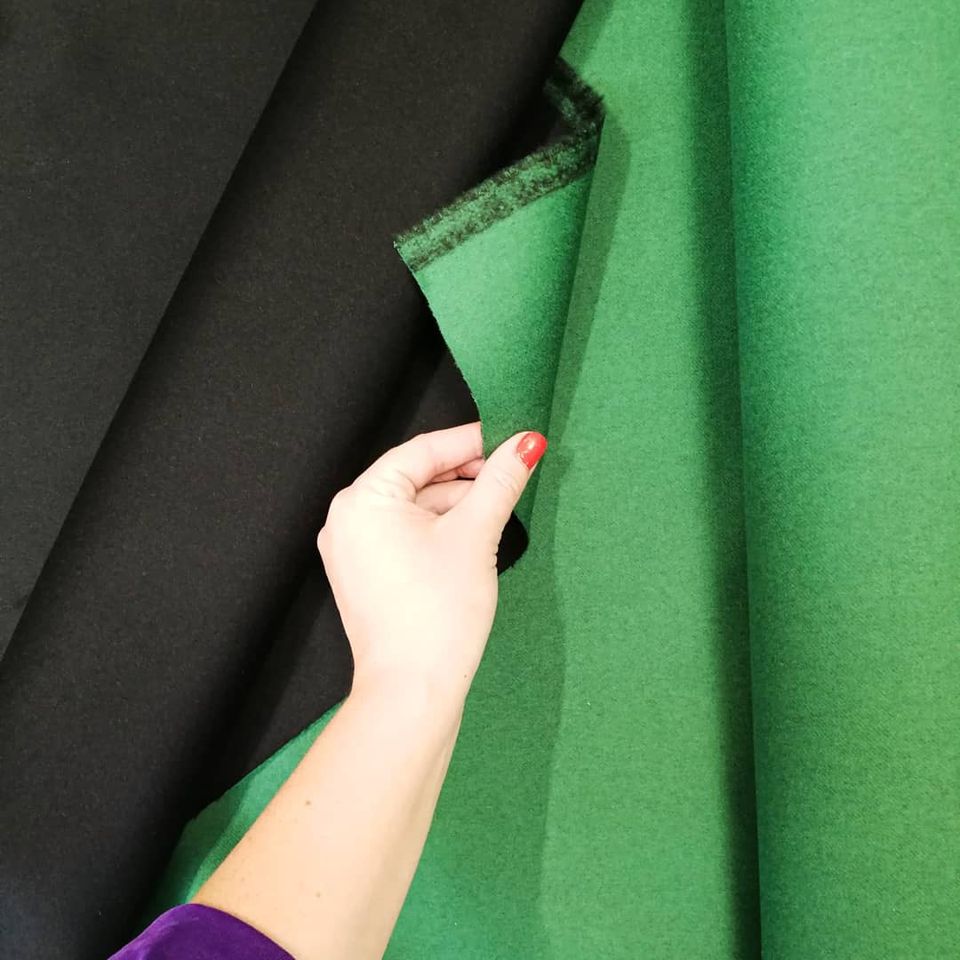 Kašmyro ir vilnos paltinis audinys - karališkos juodos ir sodrios žalios spalvos. Aukštos kokybės, šiltas, minkštas, švelnus prisilietimui.