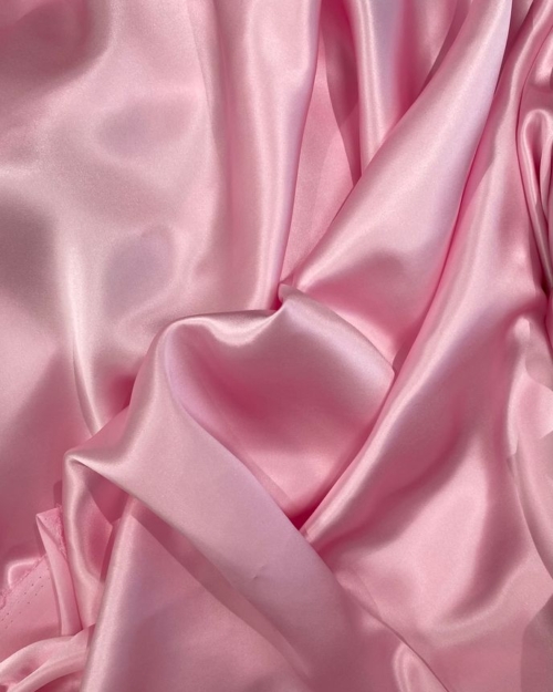 Rožinis šilkas - savybė: geras kritumas, nepersišviečia ir turi slidžiai blizgų prabangų paviršių. Idealiai tinkama suknelėms, palaidinėms.
