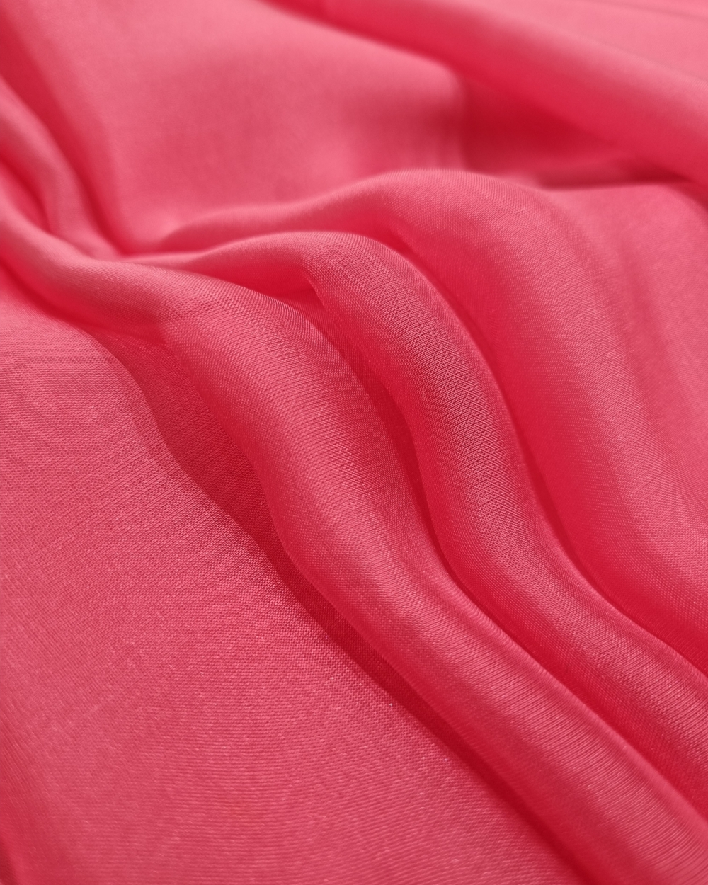 Rožinis šilko šifonas suknelei. Labai minkštas, lengvas, permatomas, plazdantis, plastiškas, gražiai krentantis, peregentis.