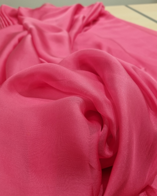 Rožinis šilko šifonas suknelei. Labai minkštas, lengvas, permatomas, plazdantis, plastiškas, gražiai krentantis, peregentis.
