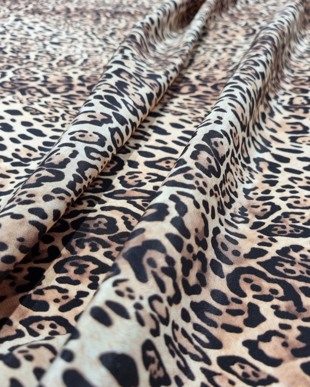 Tankaus leopardo rašto šilko audinys. Tankus, tvirtas, lengvai kritus, plazdantis, matinio paviršiaus, mažai glamžus.